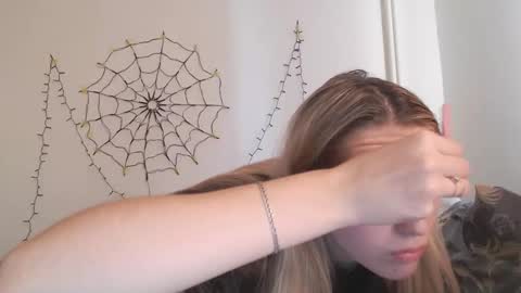 honeyveil online show from November 2025 01:11:01 PM