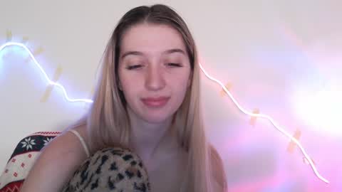 Snapshot of honeyveil chatting on April 2026 12:11:02 PM honeyveil online show from April 2026 12:11:02 PM