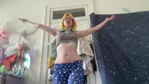 Snapshot of honeyxlimbed chatting on April 2026 06:32:01 PM Emi Rose online show from April 2026 06:32:01 PM