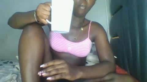 Snapshot of hornybella84 chatting on May 2026 08:32:02 AM Bella online show from May 2026 08:32:02 AM