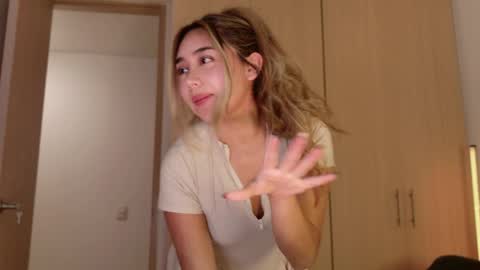 Holly  online show from May 2026 12:19:02 AM