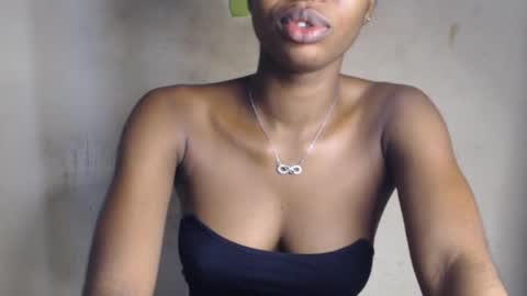 Snapshot of hornyslut_xx chatting on June 2026 08:05:02 AM Bella online show from June 2026 08:05:02 AM