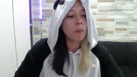 Mia online show from September 2025 02:04:01 AM