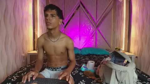 hotcouple_222 online show from January 2026 07:33:01 AM