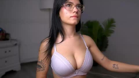 Molly online show from November 2025 04:35:01 AM