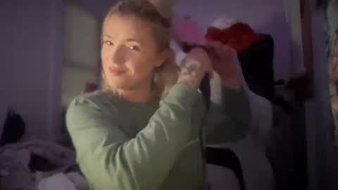 Snapshot of hotmommy1551 chatting on November 2025 06:56:02 AM Hannah Montana online show from November 2025 06:56:02 AM