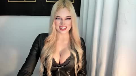 STELLA online show from October 2025 09:36:01 PM