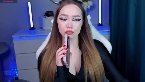 hello Im Eva online show from November 2025 02:39:02 PM