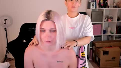 Nessie and Jessie online show from November 2025 04:53:01 PM