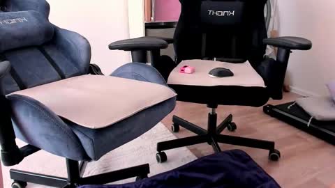 Nessie and Jessie online show from March 2026 11:25:02 AM