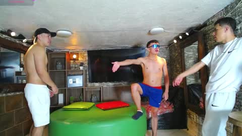 Snapshot of howents chatting on December 2024 12:47:01 AM HOWENTS online show from December 2024 12:47:01 AM