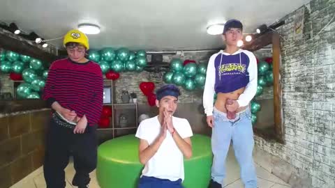 Snapshot of howents chatting on February 2025 03:12:02 AM HOWENTS online show from February 2025 03:12:02 AM