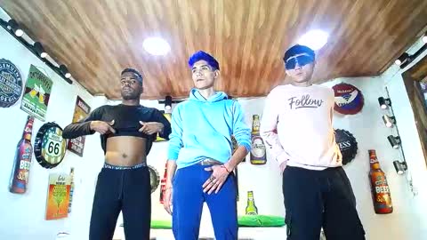 Snapshot of howents chatting on March 2025 03:08:01 AM HOWENTS online show from March 2025 03:08:01 AM