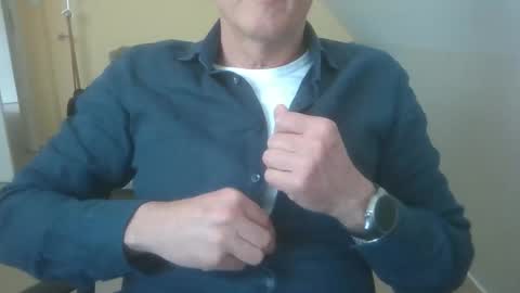 Snapshot of hundeleine chatting on April 2026 11:44:02 AM hundeleine online show from April 2026 11:44:02 AM