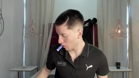 hunterheat_ online show from November 2025 12:18:01 PM