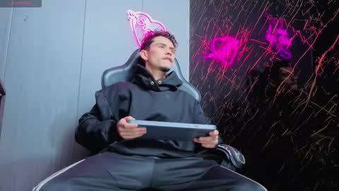 kelvis online show from November 2025 08:34:02 AM