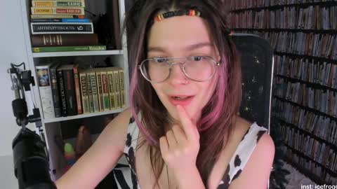 Snapshot of icefroq chatting on January 2025 08:55:01 PM Julia online show from January 2025 08:55:01 PM