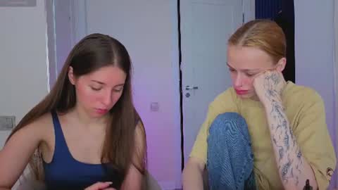 Snapshot of ihavepaws33 chatting on July 2026 07:23:01 AM Julia and Mira online show from July 2026 07:23:01 AM