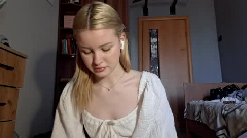 ShyLuna online show from April 2026 06:11:01 AM