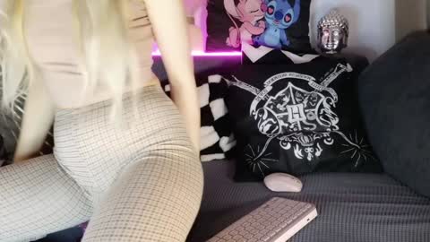 Snapshot of iloveextremestuff chatting on February 2025 11:06:02 PM nicollee online show from February 2025 11:06:02 PM