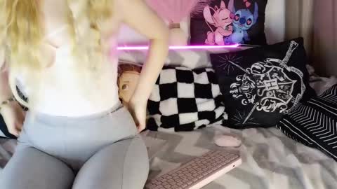 Snapshot of iloveextremestuff chatting on February 2025 08:03:02 PM nicollee online show from February 2025 08:03:02 PM