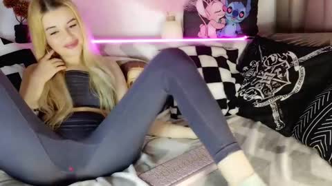 Snapshot of iloveextremestuff chatting on February 2025 08:38:02 PM nicollee online show from February 2025 08:38:02 PM