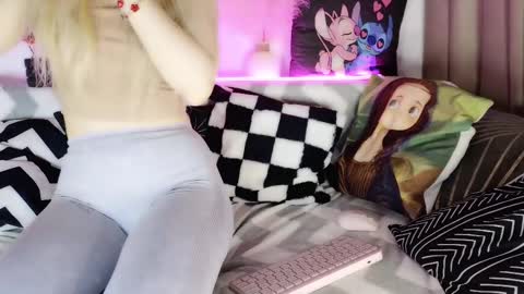 Snapshot of iloveextremestuff chatting on March 2025 07:58:02 PM nicollee online show from March 2025 07:58:02 PM