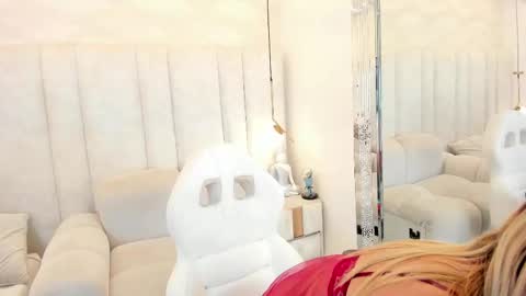 Mailyn Jung online show from March 2026 12:00:02 PM