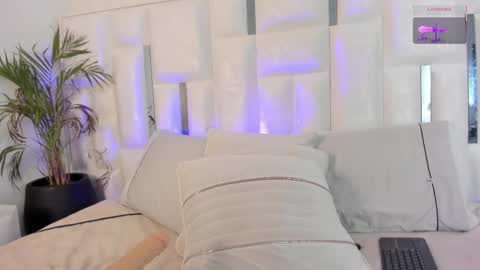 Nika online show from November 2025 01:43:01 PM