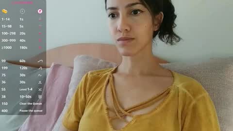 Laroa online show from November 2025 07:02:02 PM