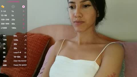 Laroa online show from November 2025 10:53:02 PM