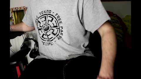 Snapshot of ipipo42o chatting on December 2024 05:21:01 PM DrownMentally online show from December 2024 05:21:01 PM