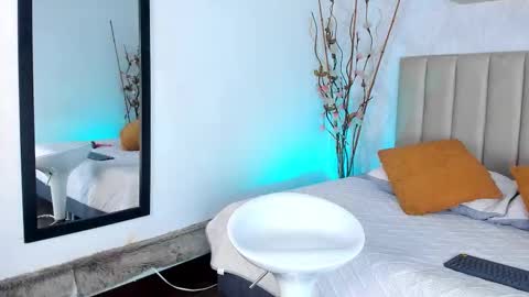 Queen Iris online show from November 2025 10:45:02 PM