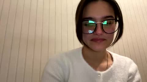 irisss31 online show from December 2024 07:11:01 PM