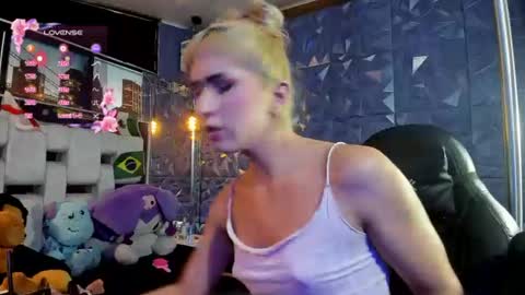 Snapshot of isa__fox_1 chatting on July 2026 01:04:01 PM Isabella online show from July 2026 01:04:01 PM