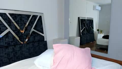 oIssaJonneso online show from October 2025 12:11:01 PM