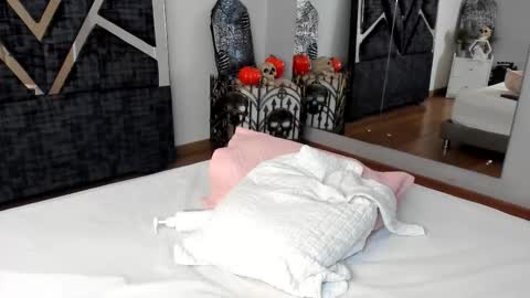 oIssaJonneso online show from October 2025 01:36:03 PM