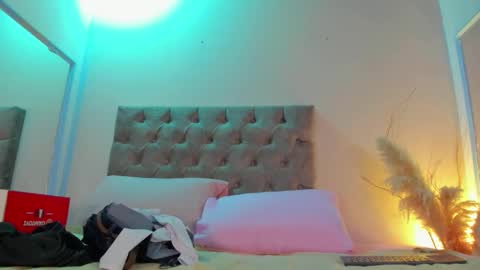 Snapshot of isa_kis_1 chatting on January 2026 11:58:01 AM Isabella online show from January 2026 11:58:01 AM