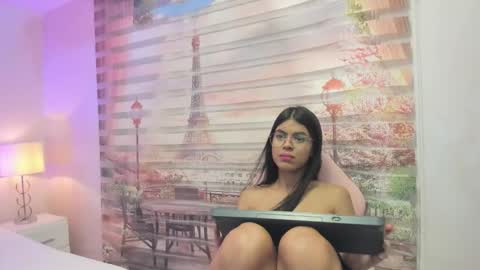 Snapshot of isa_little4u chatting on October 2025 10:13:01 AM online show from October 2025 10:13:01 AM