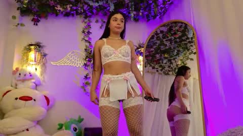 Isabella        online show from February 2026 11:33:02 PM