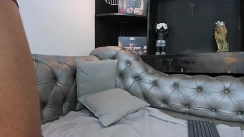 Snapshot of isaac_collins_ chatting on November 2025 03:55:01 PM Isaac online show from November 2025 03:55:01 PM