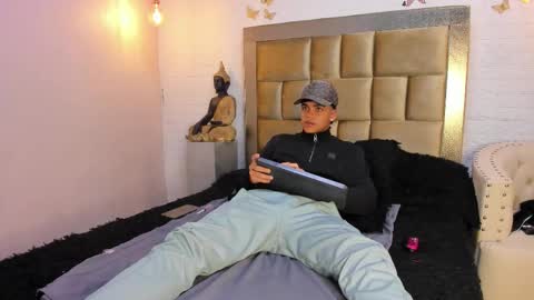 Snapshot of isaac_collins_ chatting on November 2025 12:22:02 PM Isaac online show from November 2025 12:22:02 PM