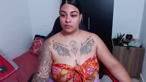 Snapshot of isabella_hots chatting on January 2025 01:06:02 PM estefania online show from January 2025 01:06:02 PM