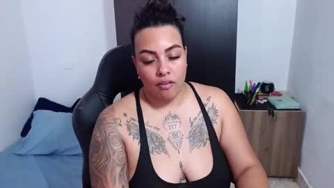 Snapshot of isabella_hots chatting on January 2025 08:38:02 PM estefania online show from January 2025 08:38:02 PM