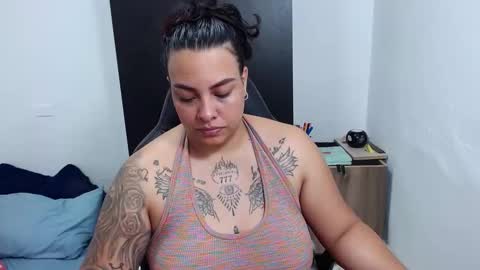 Snapshot of isabella_hots chatting on February 2025 10:51:02 AM estefania online show from February 2025 10:51:02 AM