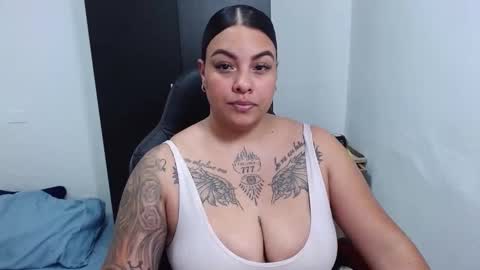 Snapshot of isabella_hots chatting on February 2025 09:13:02 AM estefania online show from February 2025 09:13:02 AM