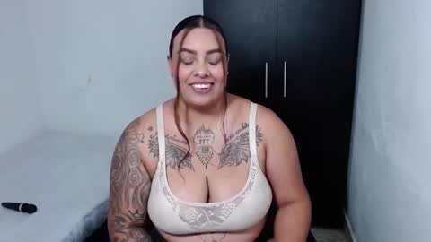 Snapshot of isabella_hots chatting on November 2025 01:19:02 AM estefania online show from November 2025 01:19:02 AM