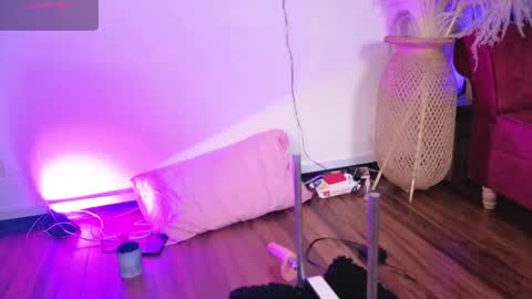 Snapshot of isabella_lt chatting on April 2026 10:32:01 AM online show from April 2026 10:32:01 AM
