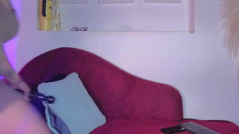 Snapshot of isabella_lt chatting on June 2026 10:28:02 AM online show from June 2026 10:28:02 AM