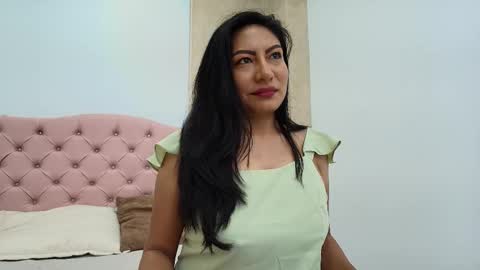 Isis Choi online show from November 2025 07:05:02 PM